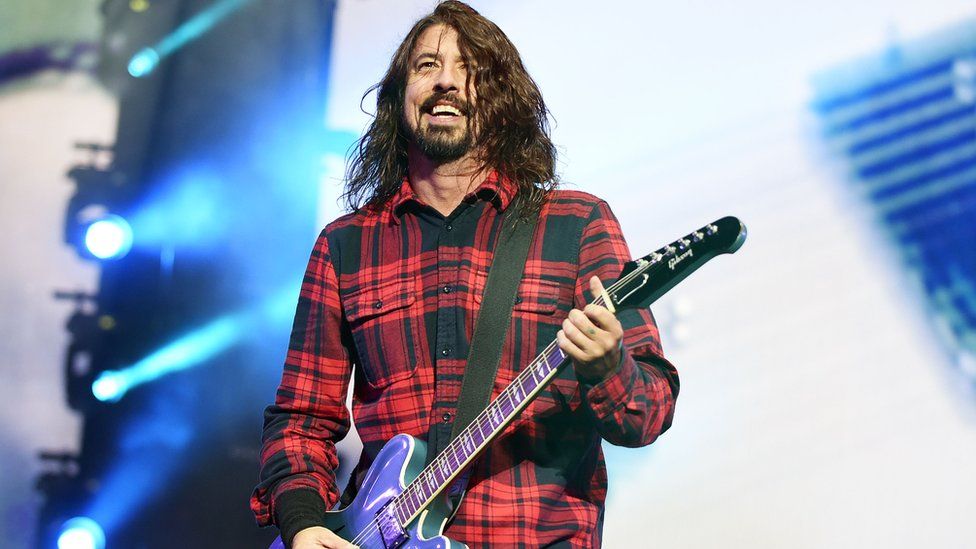Dave Grohl esquece parte da música do Foo Fighters