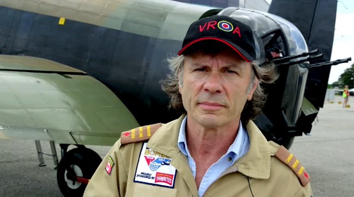 Bruce Dickinson capitão honorário