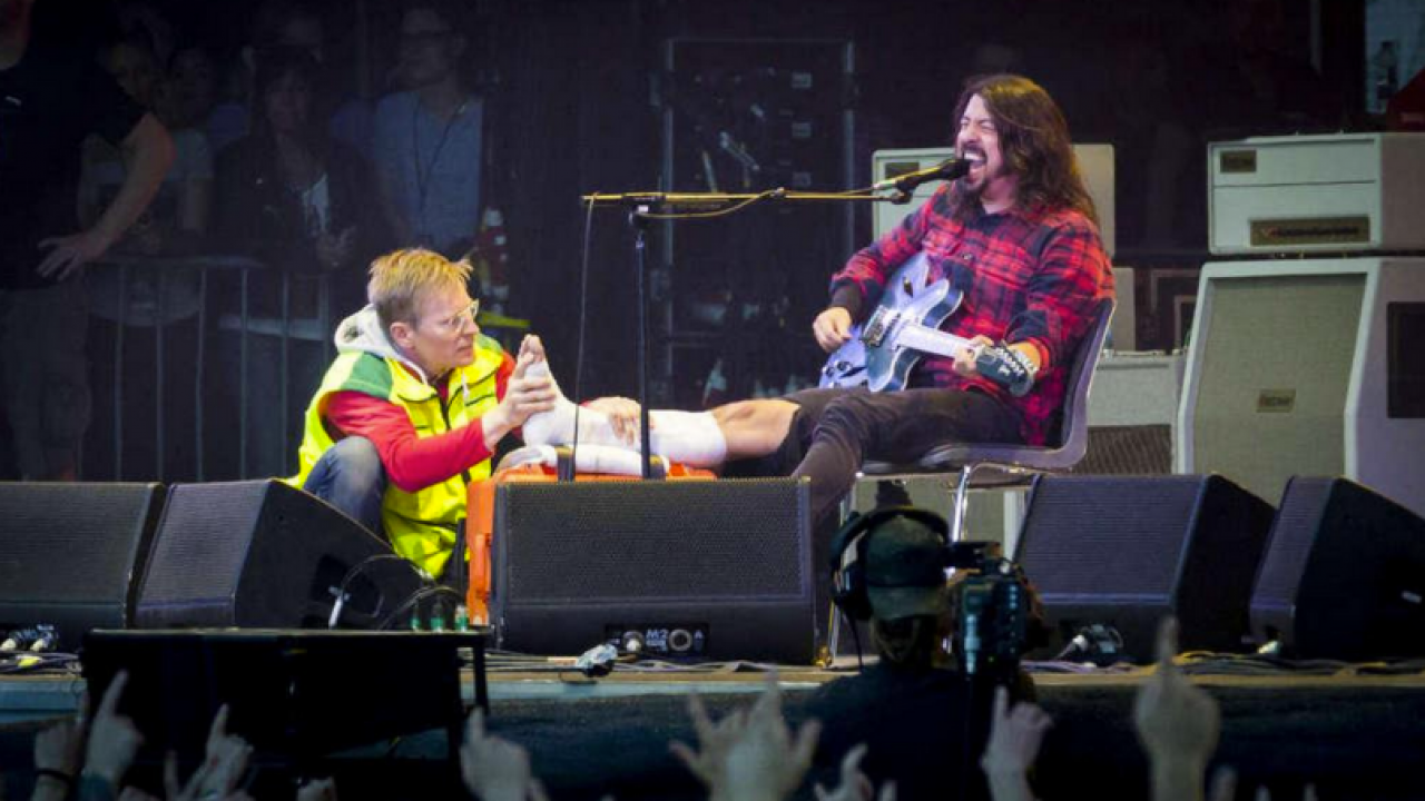 Dave Grohl, membro do Foo Fighters, de perna quebrada