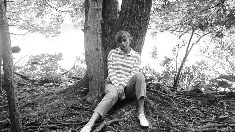 Taylor Swift lança 'folklore', seu oitavo álbum