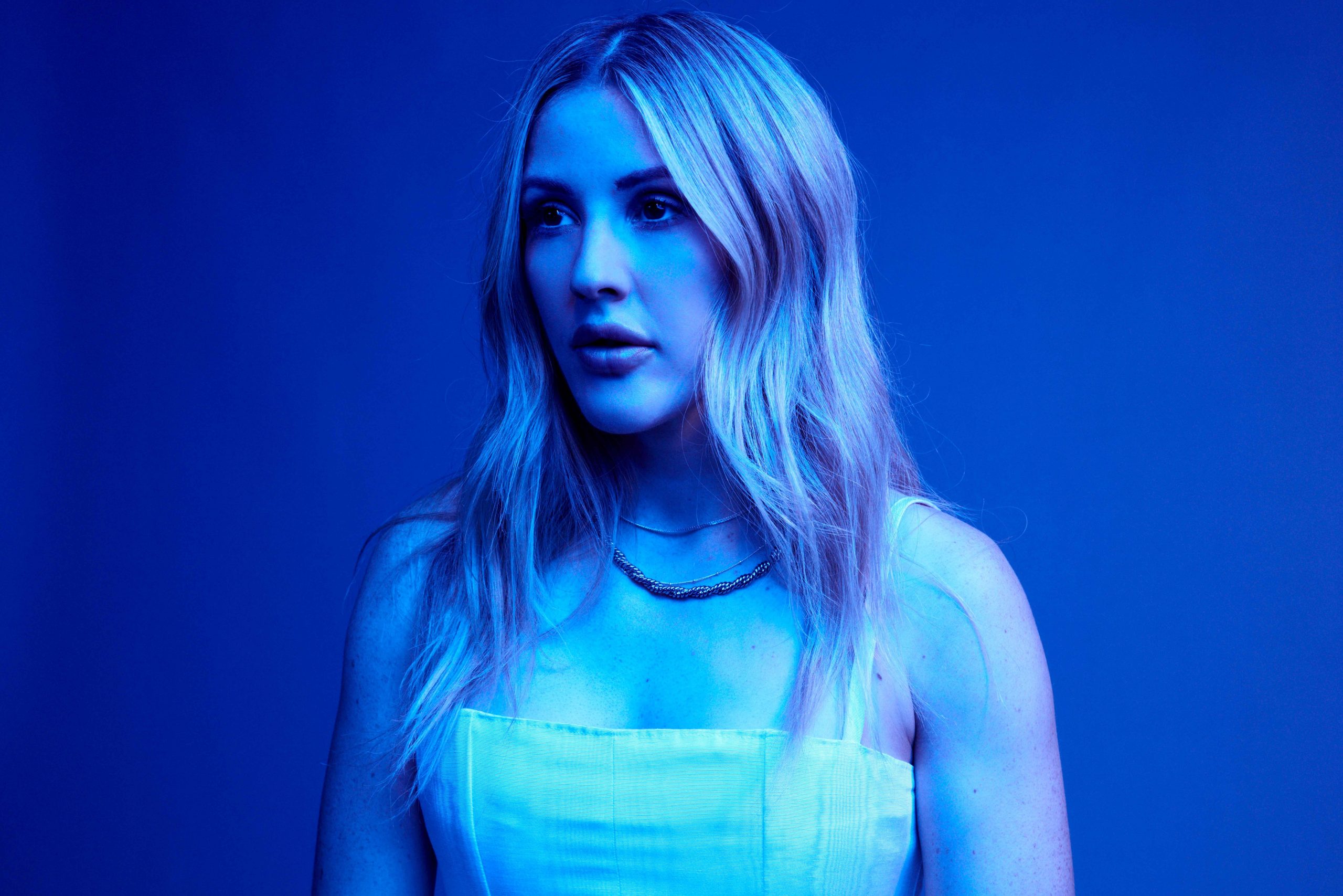 REVIEW: Ellie Goulding está cintilando em azul; ouça Brightest Blue