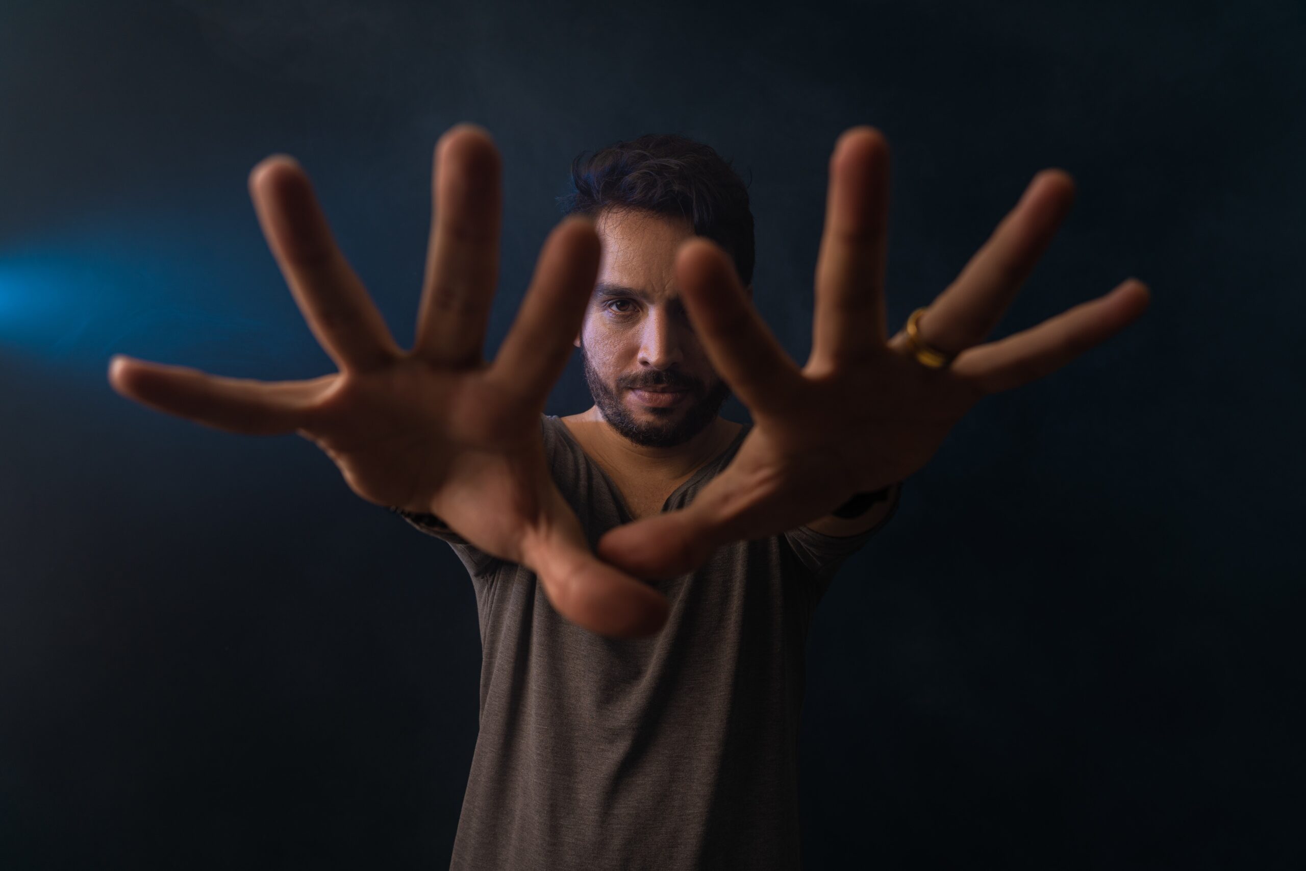 André Guedes mistura música e literatura; assista "Dois Horizontes"