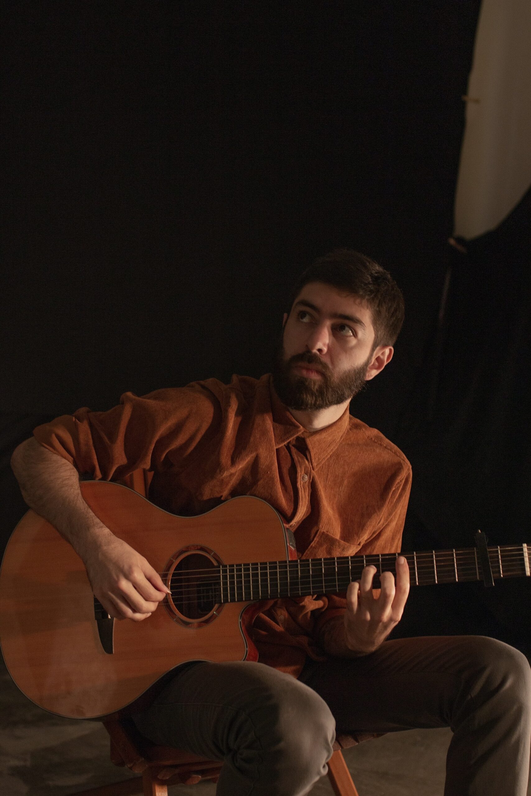 Califrê, cantor e compositor paulista lança clipe do single "Polaroid".