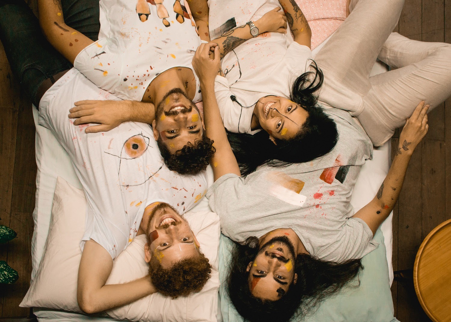 Banda Taboo faz uma carta de amor à cultura popular e suas raízes em “Agosto”