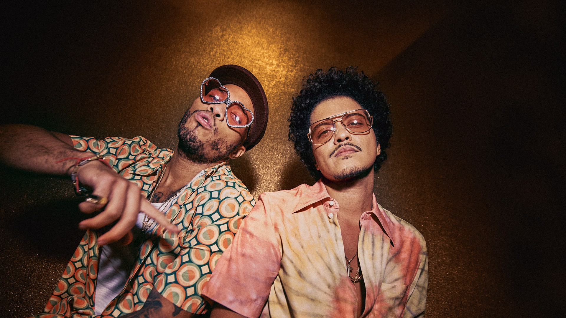 Bruno Mars faz performance PERFEITA do hino 'Leave the Door Open', com  Anderson Paak, e protagoniza cena sexy com moça da plateia; assista - Hugo  Gloss