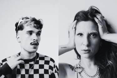 Miri Brock é a anfitriã de Marcelo Tofani (ex-Rosa Neon) em show na Casa Baka