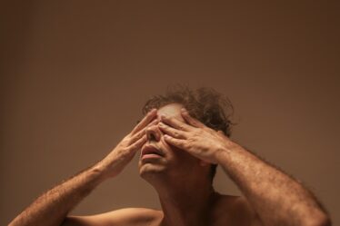 Dani Mã em performance com fundo vibrante, representando o lançamento do single “Dando Like” que mistura afrobeat e música brasileira.