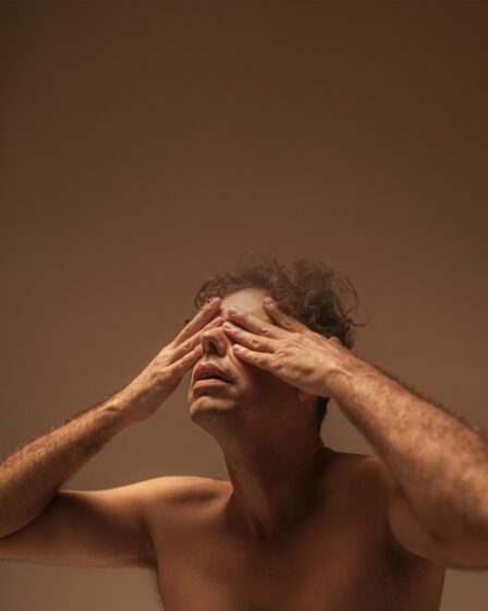 Dani Mã em performance com fundo vibrante, representando o lançamento do single “Dando Like” que mistura afrobeat e música brasileira.