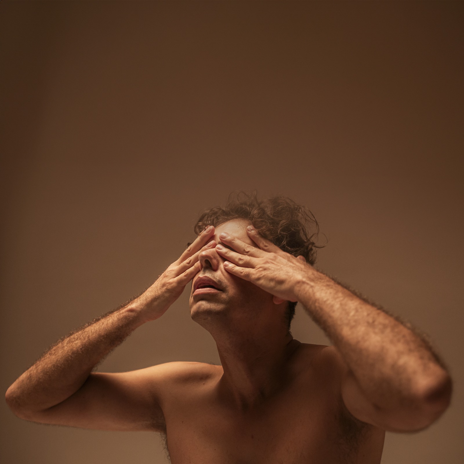 Dani Mã em performance com fundo vibrante, representando o lançamento do single “Dando Like” que mistura afrobeat e música brasileira.