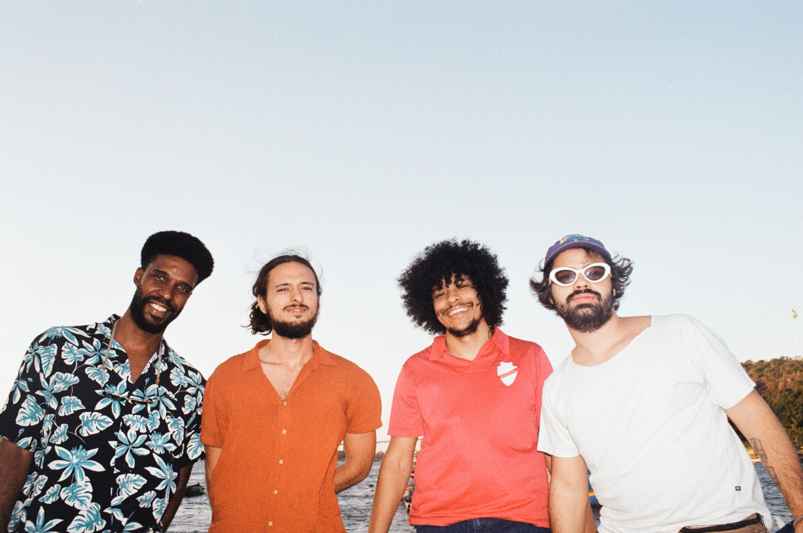 Boogarins volta a Porto Alegre com turnê que celebra os 10 anos de “Manual”