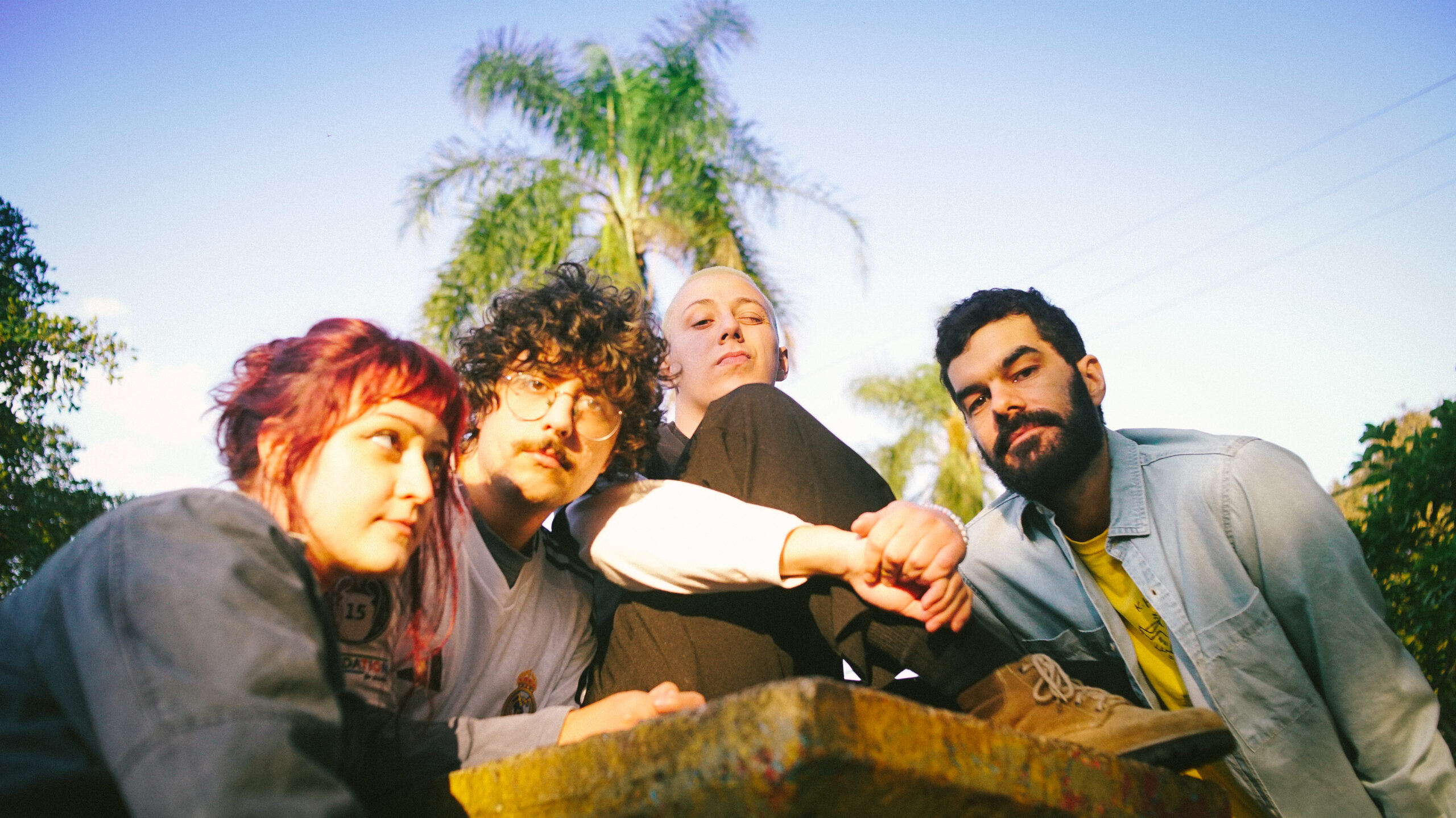 Bella e o Olmo da Bruxa cruza fronteiras com turnê ao lado do Buenos Vampiros