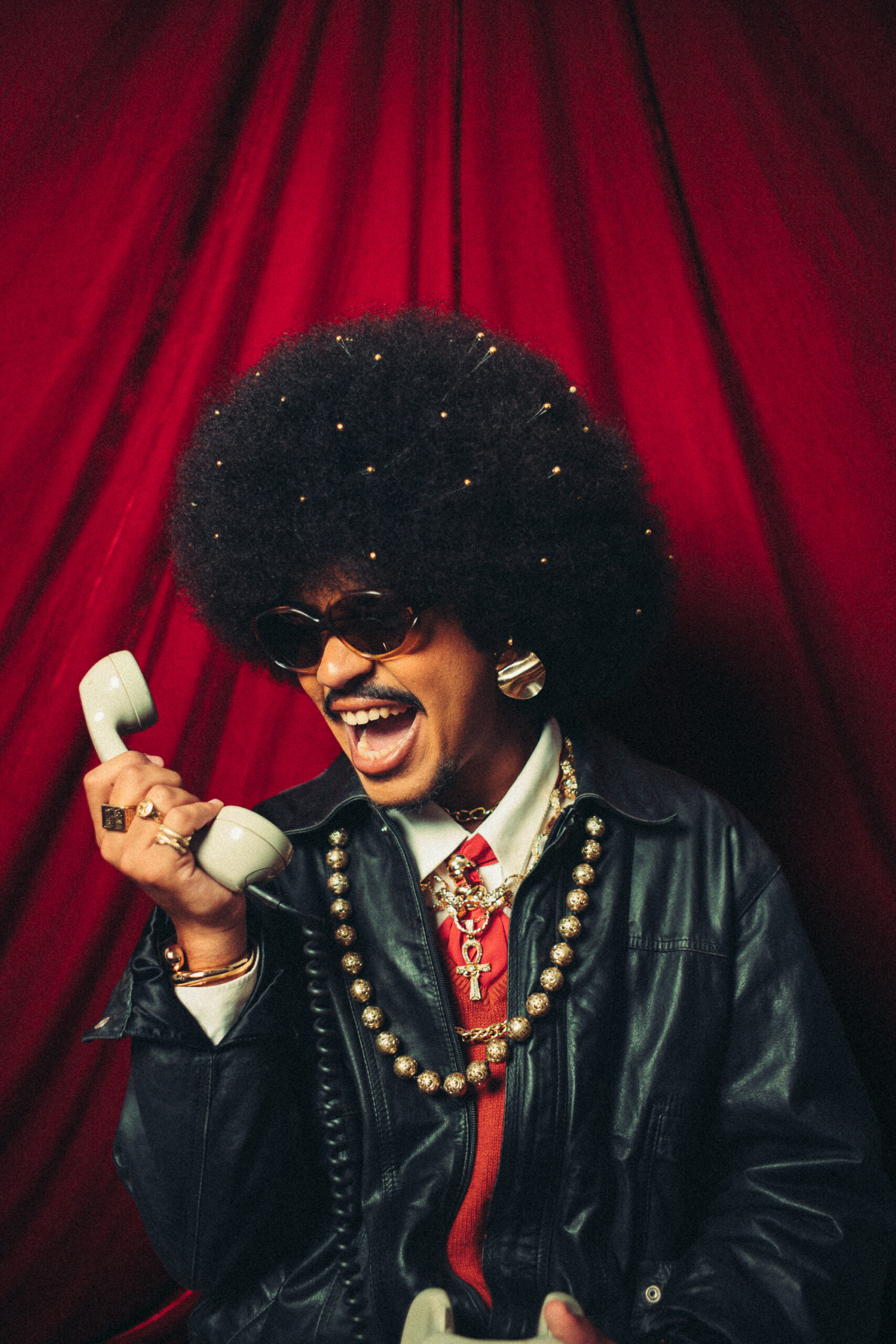 UMZÉ transforma recusa em linguagem e reposiciona o corpo queer na história dos bailes black