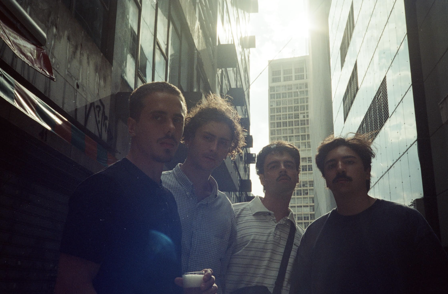 Antes Só aposta em estética analógica para a faixa “Sem Tempo”