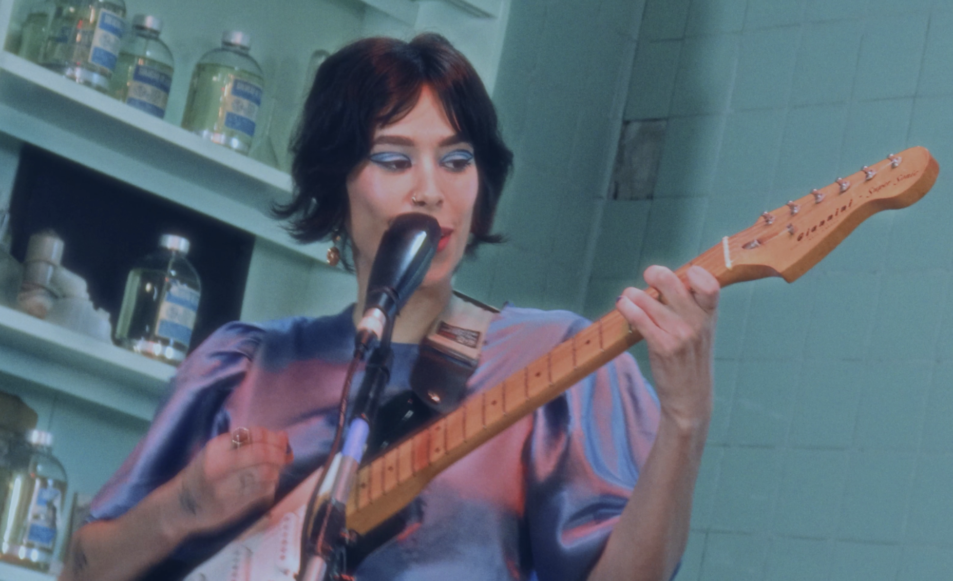 Marina Mole mostra “Coração Remendado” em sessão ao vivo