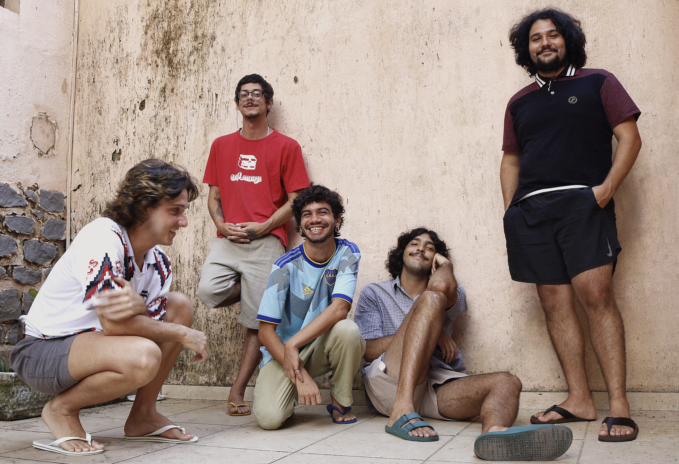 Tangolo Mangos encerra a era Garatujas com clipe sci-fi de “Hélio”