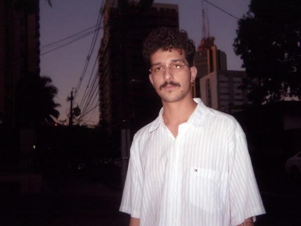 Samuel Amaro troca o lo-fi pelo pop alternativo em “Desamor”