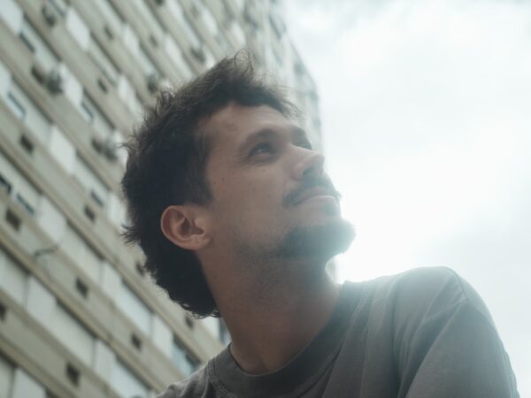 Leme lança “Carta ao Tempo”, disco de estreia que transforma memória, amor e recomeço em canção