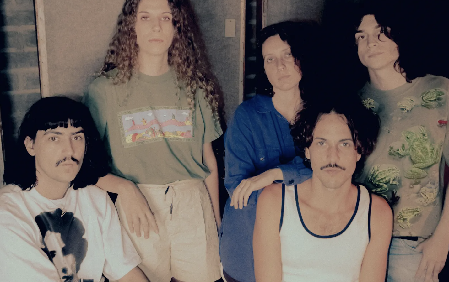 Exclusive Os Cabides anuncia novo EP e lança “Bicicleta”