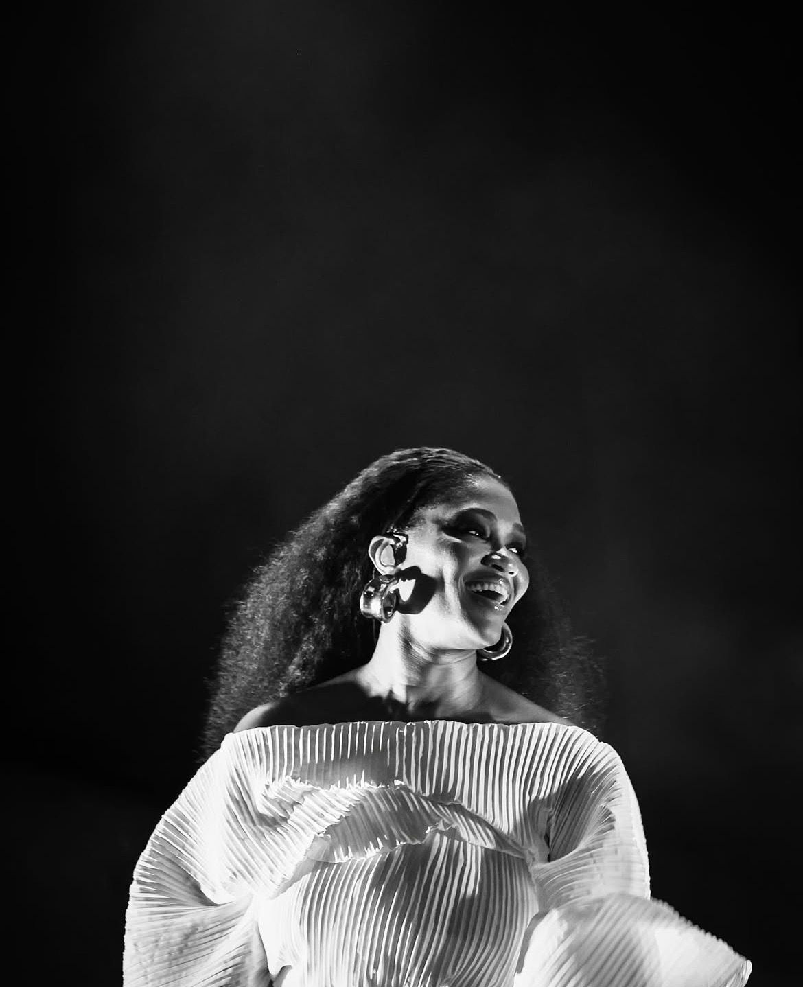 Luedji Luna brilha na mistura própria entre jazz e pop no Circo Voador