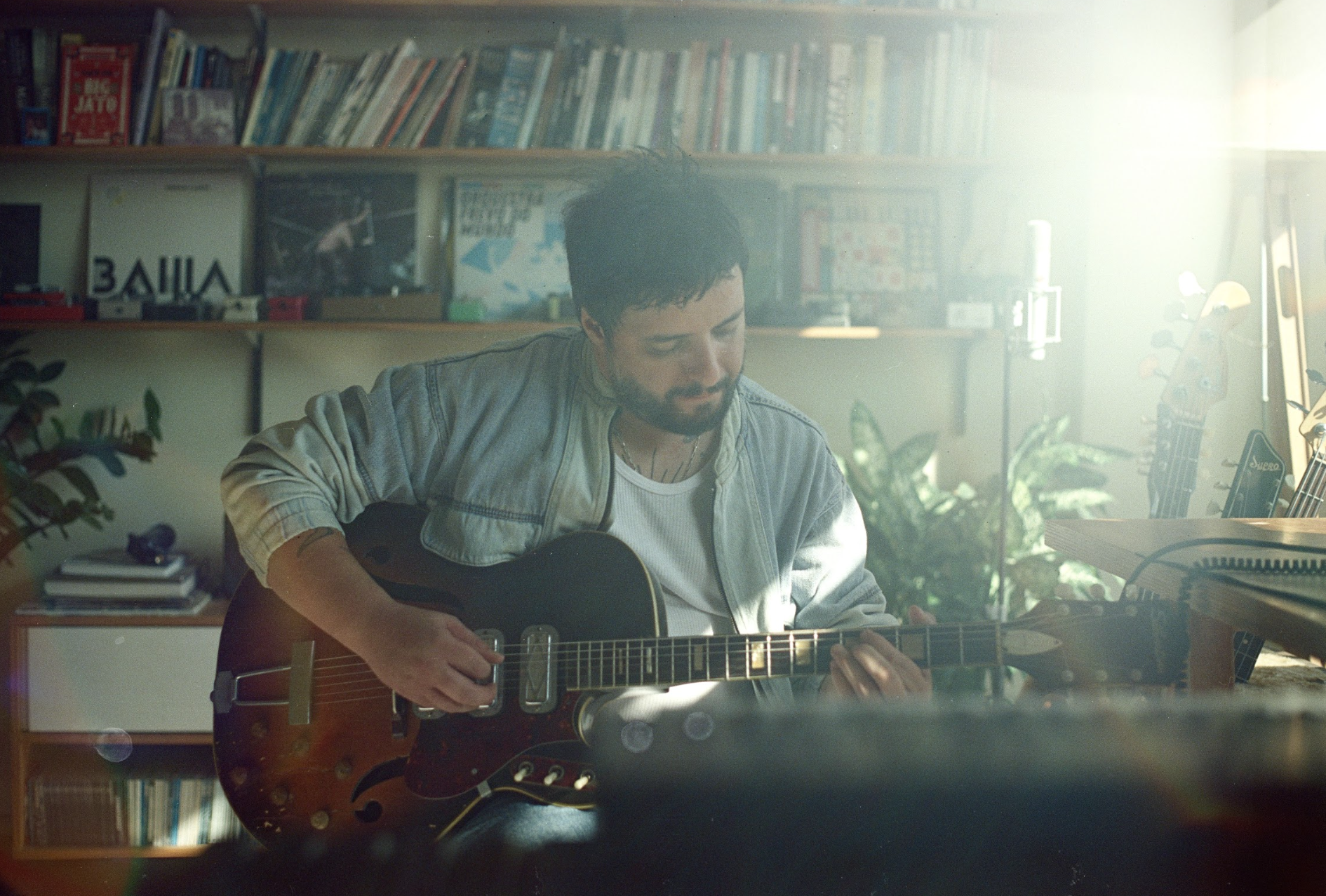 Guri Assis Brasil lança Animal Invisível, projeto instrumental que mistura groove, jazz e música brasileira