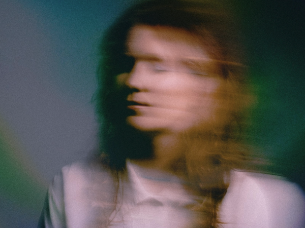 Amanda Cadore anuncia viva, segundo álbum da carreira