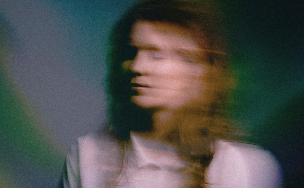 Amanda Cadore anuncia viva, segundo álbum da carreira