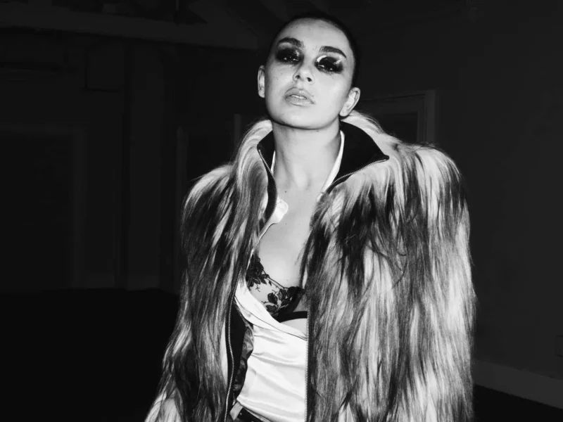 Charli xcx declarou a morte da pista de dança, e pelo visto você não pegou a piada