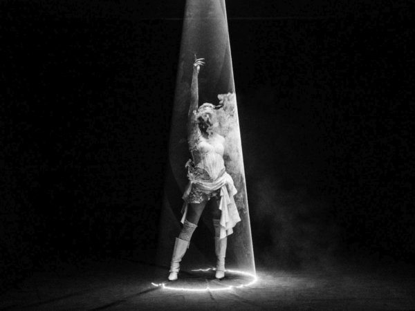 Viridiana transforma “Risco” em clipe-performance