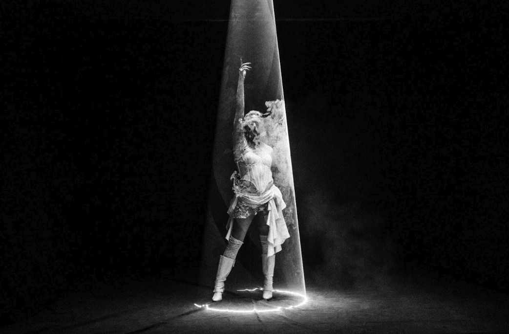 Viridiana transforma “Risco” em clipe-performance