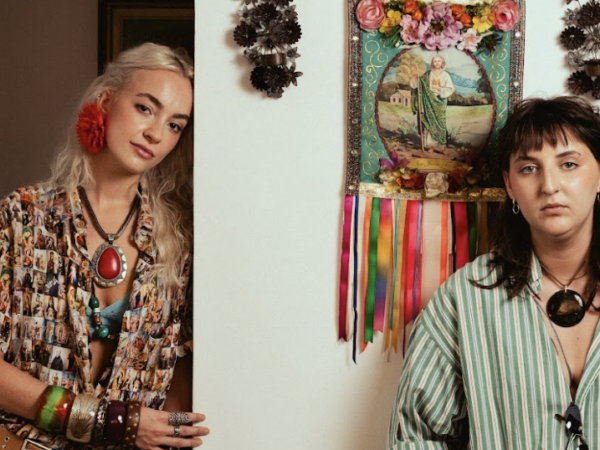 Luiza Carmo e Nina Charnizon dividem amores em EP colaborativo