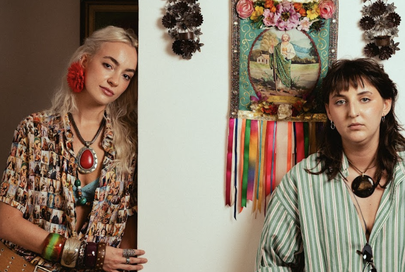 Luiza Carmo e Nina Charnizon dividem amores em EP colaborativo