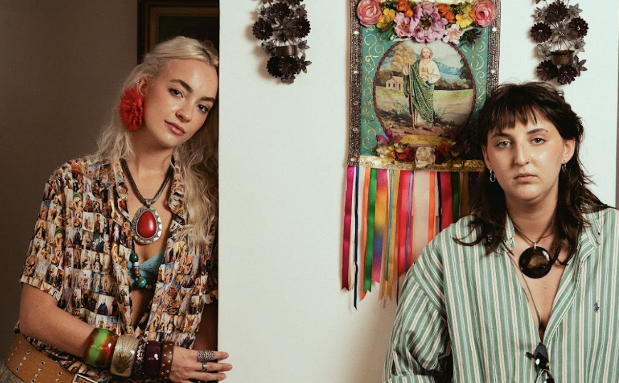 Luiza Carmo e Nina Charnizon dividem amores em EP colaborativo