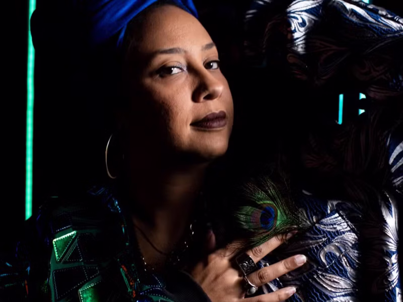 Letícia Fialho celebra um ano de Revoada Baile Canção em show especial na Casa Rockambole