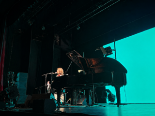 Tim Bernardes se despede do disco Mil Coisas Invisíveis em show minimalista e emocionante