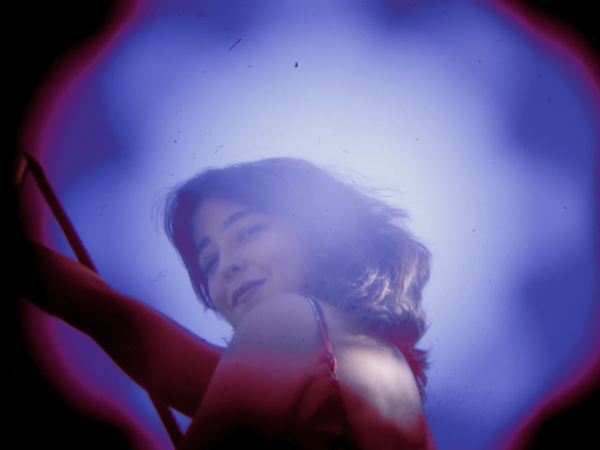 Mari Romano encara a ansiedade contemporânea com euforia tropical no disco Além da Pele
