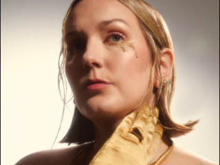 Julie Neff transforma dor crônica e busca por alívio no álbum de estreia fine.