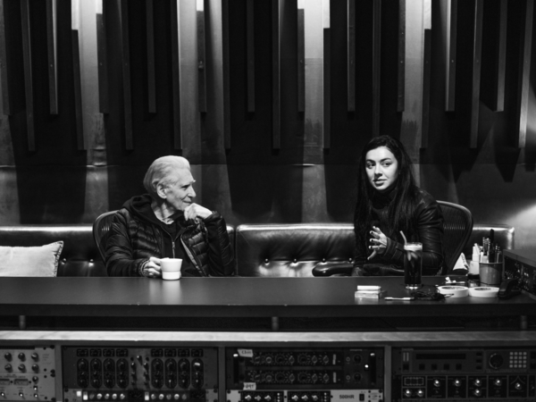 “Music, Fashion, Film”: Charli entre a criação e a finitude