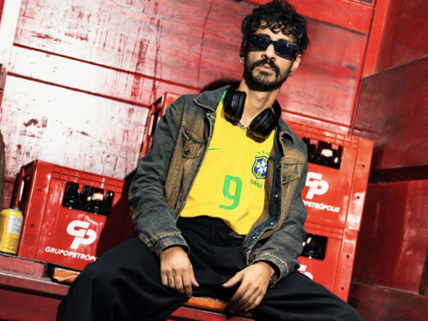 Aquele Jon encontra um caminho próprio entre MPB e indie em “Jogo do Bicho”