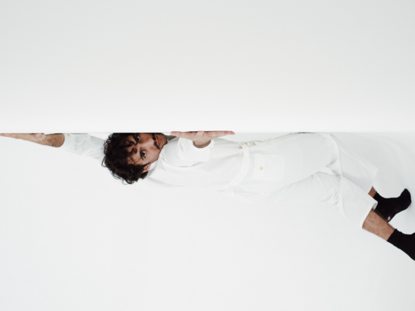 Lucas Bezerra revisita a obra de Totonho em álbum de estreia