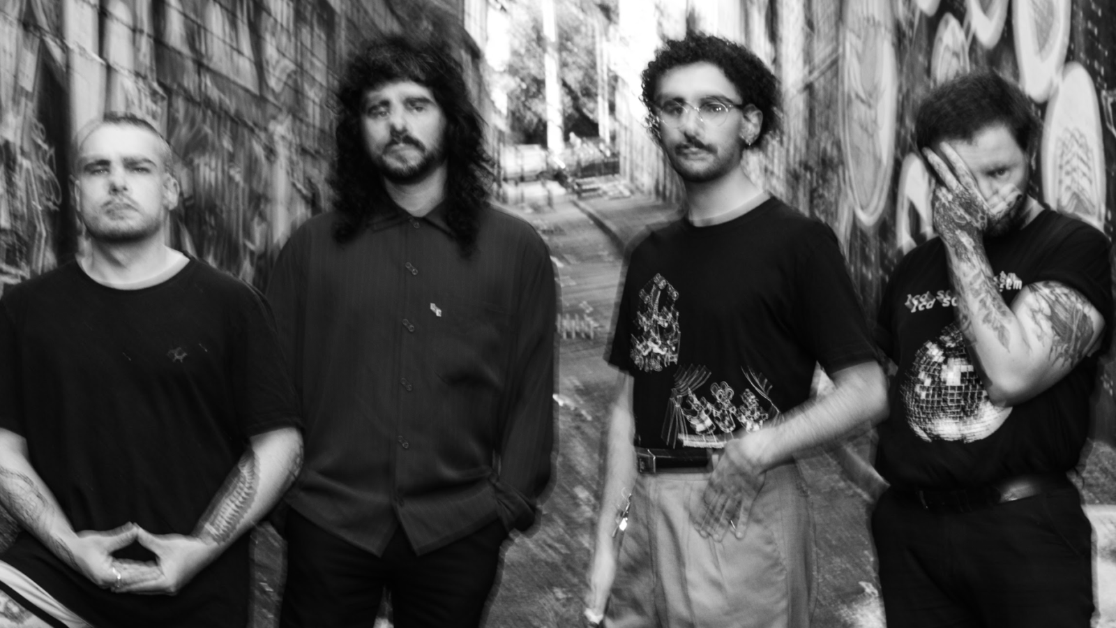EXCLUSIVO: Meyot encara o esgotamento do trabalho contemporâneo no clipe de “Neoindustrial”