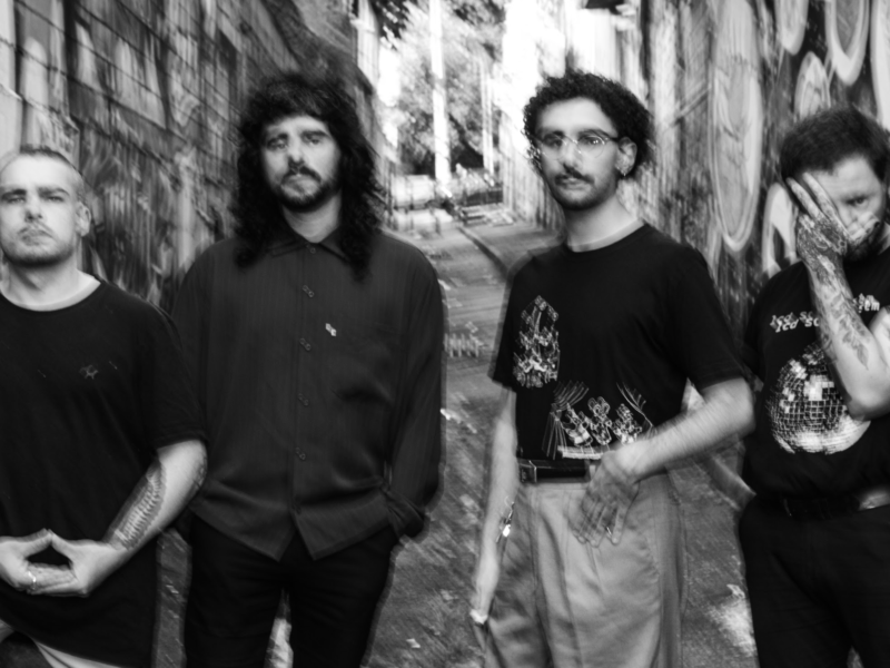 EXCLUSIVO: Meyot encara o esgotamento do trabalho contemporâneo no clipe de “Neoindustrial”