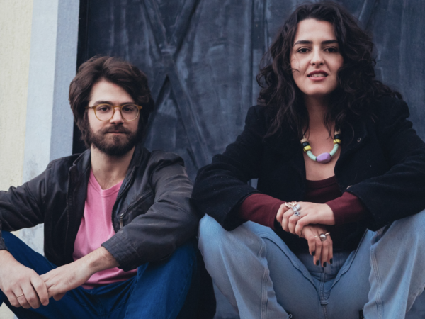 AZÚ estreia em álbum com groove, pop e olhar para as contradições do presente