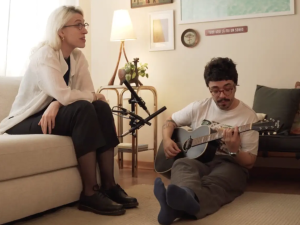 Afonso Antunes e Nina Nicolaiewsky revisitam “Pelas Seis” em sessão intimista gravada em casa